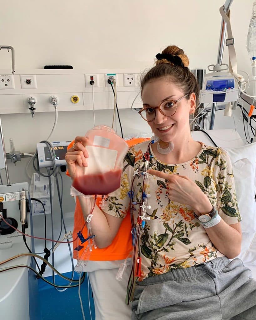 Mirjam bei der Blutstammzellspende mit dem Beutel der gesammelten Stammzellen